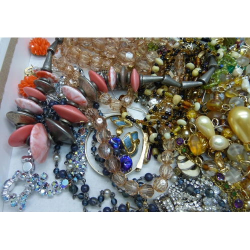 891 - A collection of costume jewellery