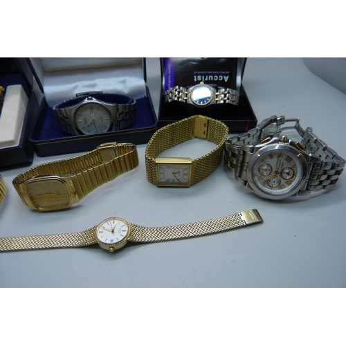 897 - A collection of lady's and gentleman's wristwatches, including Seiko Chronograph 100M 7T62-OFZB, one... 