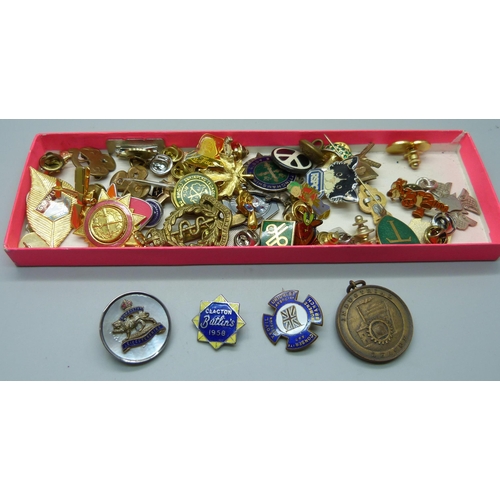 899 - A collection of badges, etc., including a silver rimmed Leicestershire Regimental brooch and a Clact... 