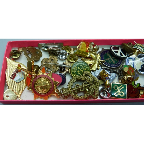 899 - A collection of badges, etc., including a silver rimmed Leicestershire Regimental brooch and a Clact... 