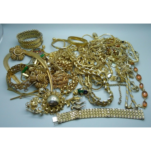 902 - A collection of gold tone jewellery