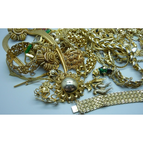 902 - A collection of gold tone jewellery