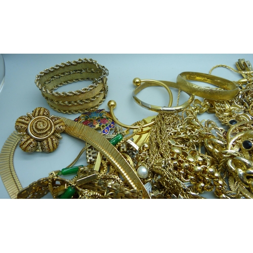 902 - A collection of gold tone jewellery