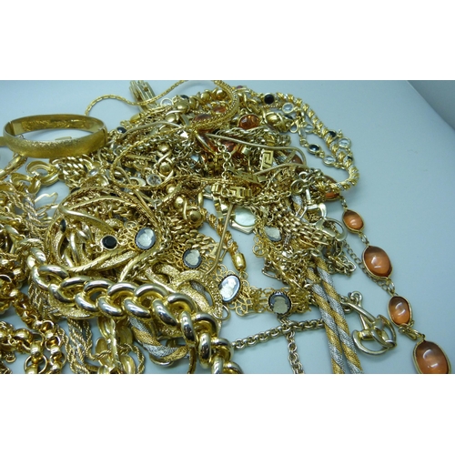 902 - A collection of gold tone jewellery