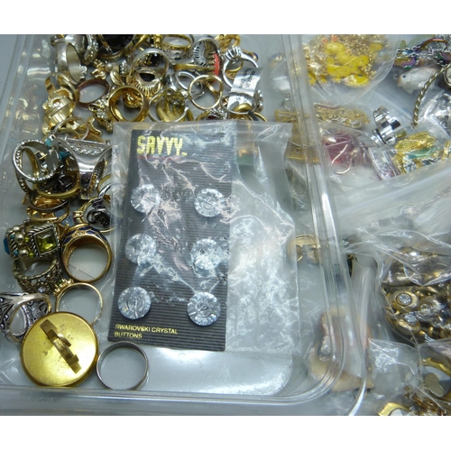 905 - A collection of costume jewellery and rings