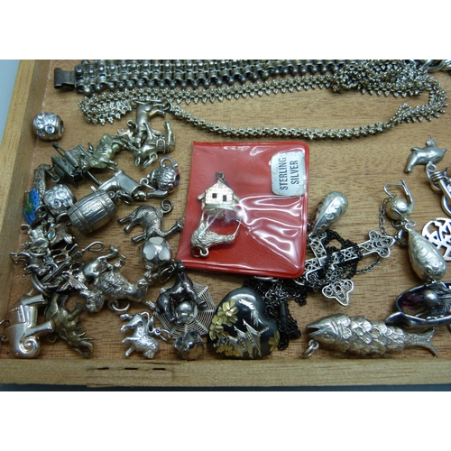 909 - A collection of assorted silver jewellery, chains, etc.,  188g of silver