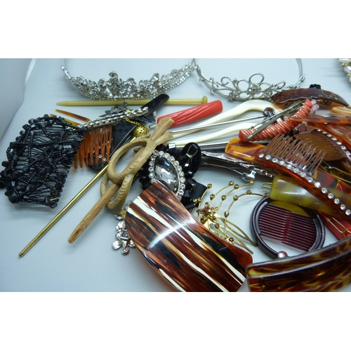 912 - A collection of hair accessories