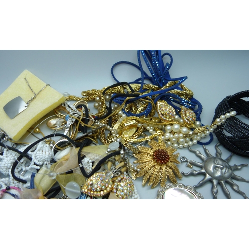 913 - Costume jewellery