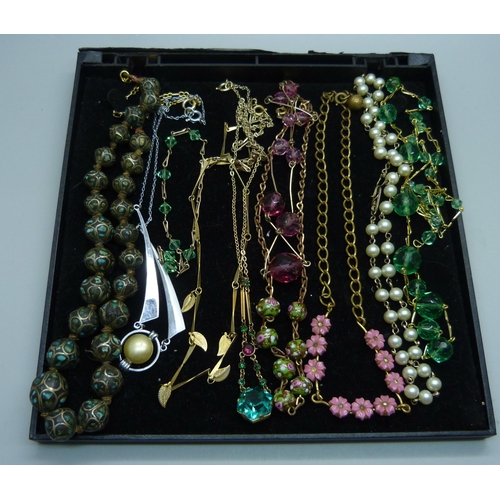 915 - Ten vintage necklets