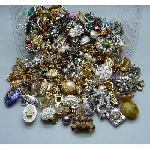 916 - A collection of costume earrings