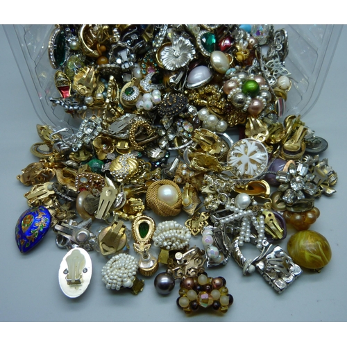 916 - A collection of costume earrings