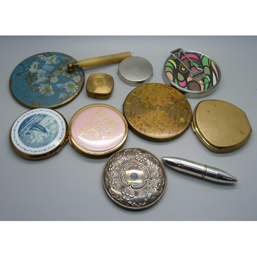 917 - A collection of compacts and vanity items