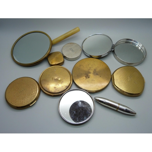 917 - A collection of compacts and vanity items