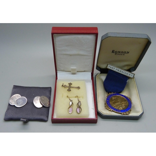 919 - A pair of silver cufflinks, a silver Nottingham Society of Engineers medal, a silver threepence and ... 