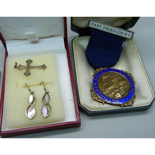 919 - A pair of silver cufflinks, a silver Nottingham Society of Engineers medal, a silver threepence and ... 