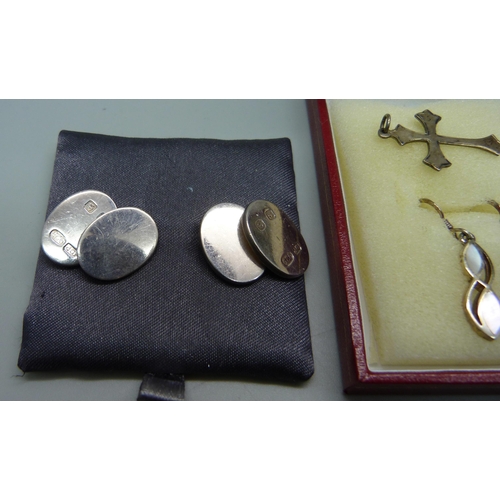 919 - A pair of silver cufflinks, a silver Nottingham Society of Engineers medal, a silver threepence and ... 