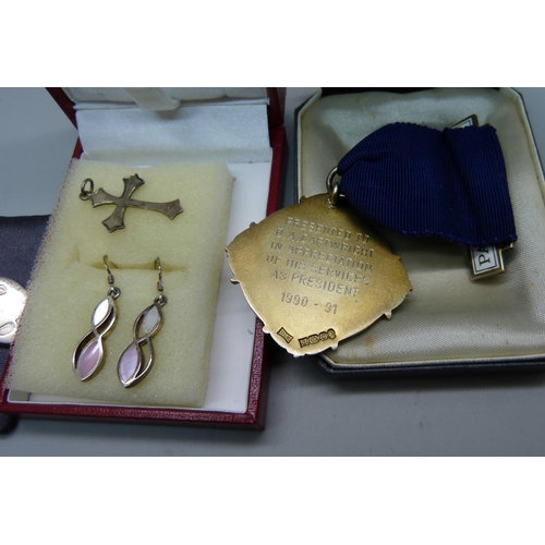 919 - A pair of silver cufflinks, a silver Nottingham Society of Engineers medal, a silver threepence and ... 