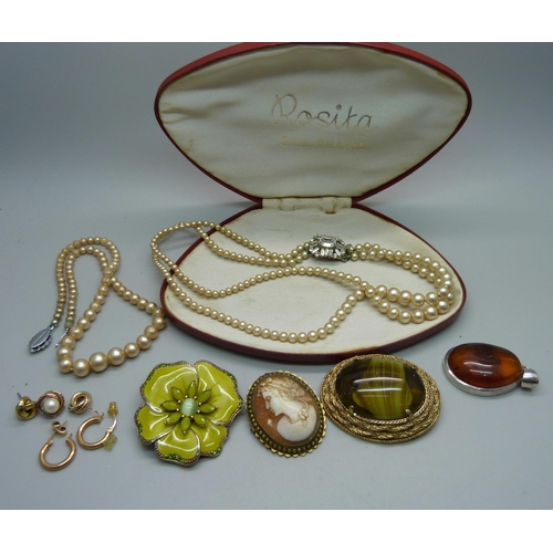 920 - A collection of jewellery including a pair of 9ct gold earrings