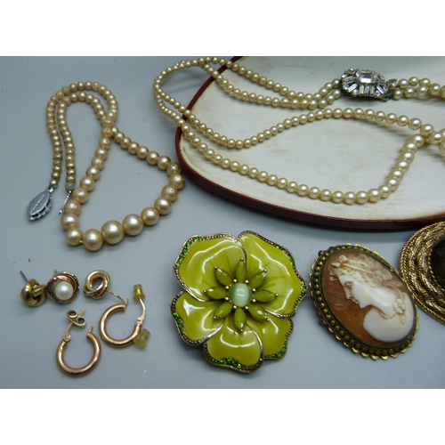 920 - A collection of jewellery including a pair of 9ct gold earrings