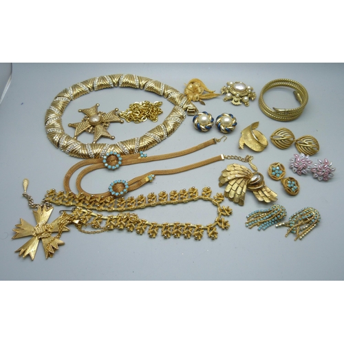 934 - A collection of gold tone jewellery including a necklace by Ciner