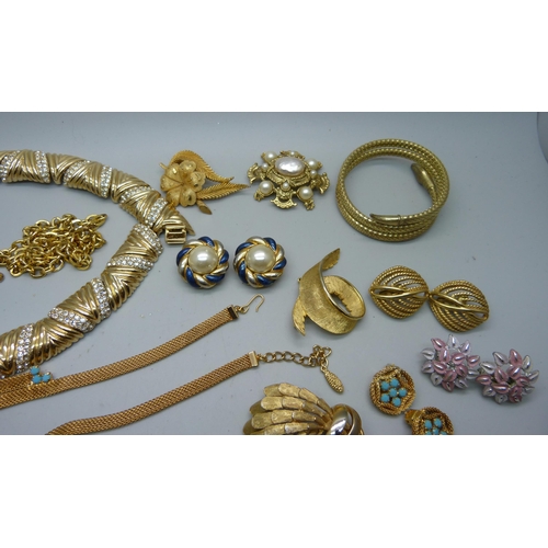 934 - A collection of gold tone jewellery including a necklace by Ciner