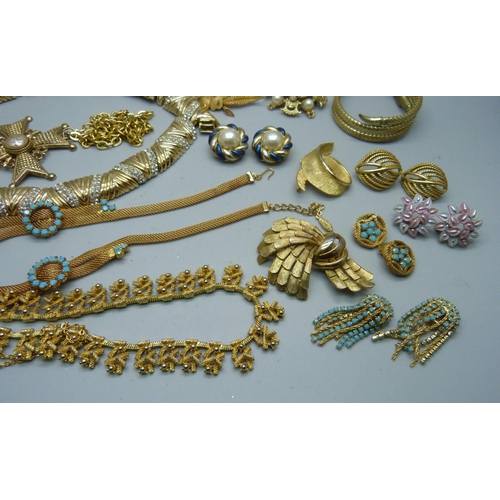 934 - A collection of gold tone jewellery including a necklace by Ciner