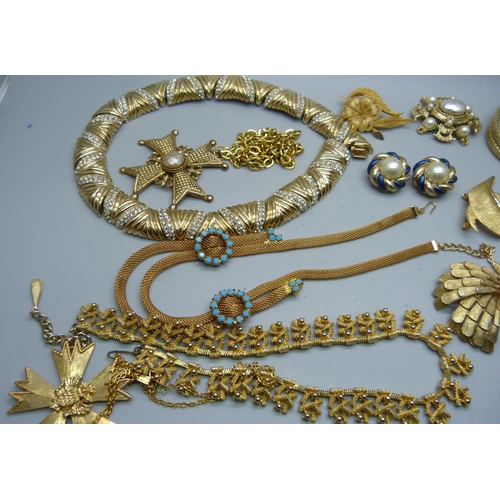 934 - A collection of gold tone jewellery including a necklace by Ciner