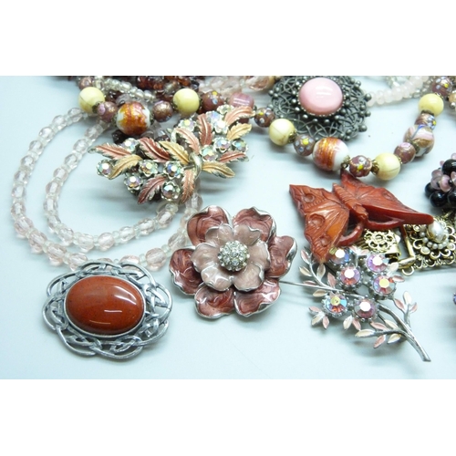 936B - A collection of costume jewellery