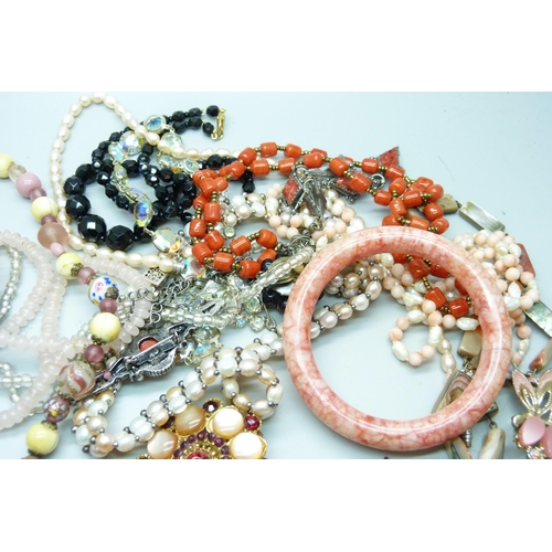 936B - A collection of costume jewellery