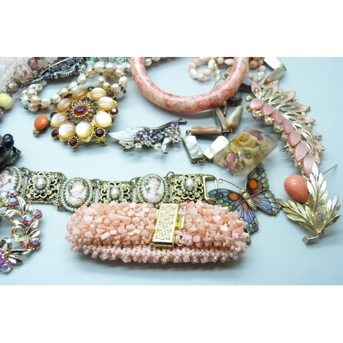 936B - A collection of costume jewellery