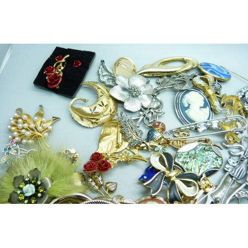 936D - One hundred costume brooches