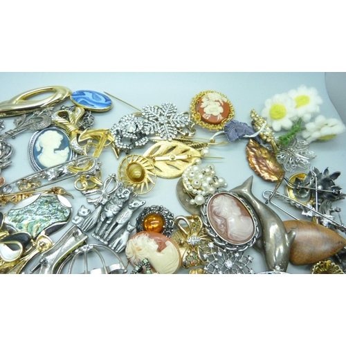 936D - One hundred costume brooches