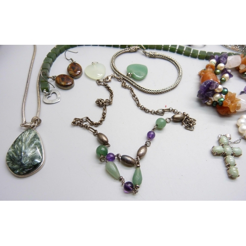 936E - A collection of silver, jade and other jewellery