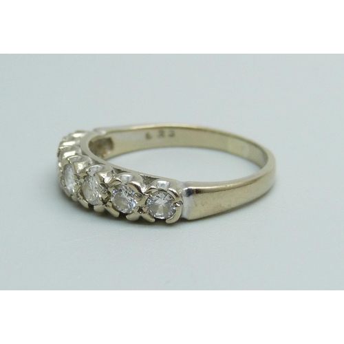 938 - An 18ct gold, seven stone diamond ring, 3.7g, P