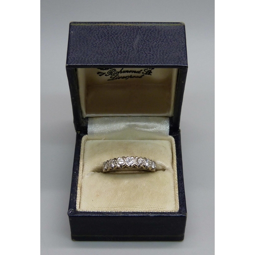 938 - An 18ct gold, seven stone diamond ring, 3.7g, P