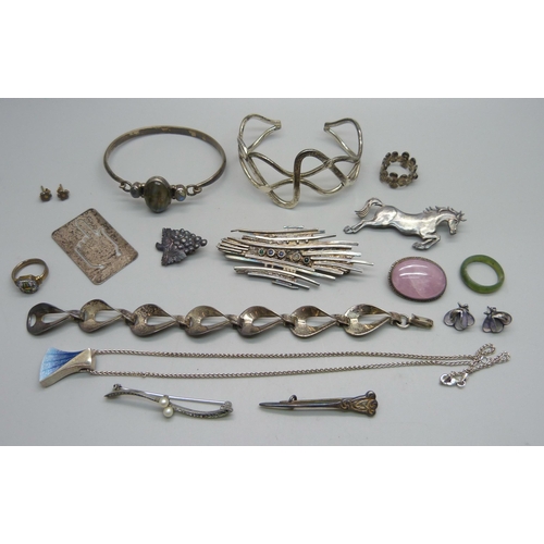 955 - A collection of silver jewellery; a hallmarked modernist style stone set brooch, a hallmarked Tonie ... 