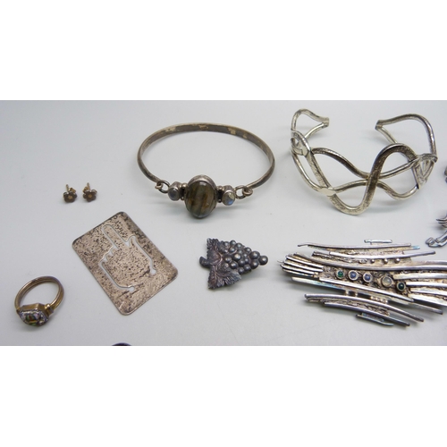 955 - A collection of silver jewellery; a hallmarked modernist style stone set brooch, a hallmarked Tonie ... 