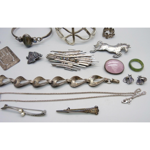 955 - A collection of silver jewellery; a hallmarked modernist style stone set brooch, a hallmarked Tonie ... 