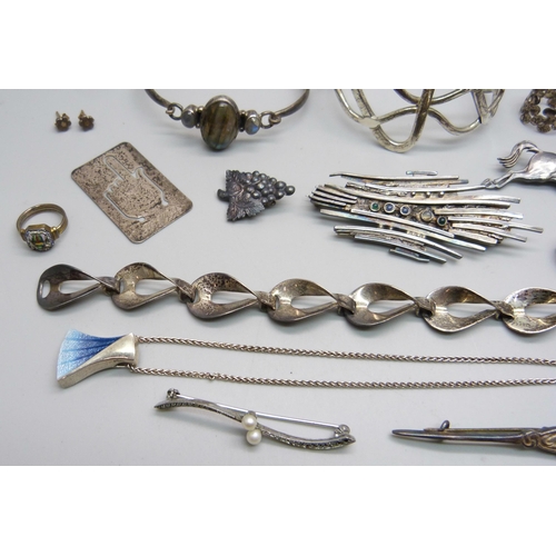 955 - A collection of silver jewellery; a hallmarked modernist style stone set brooch, a hallmarked Tonie ... 