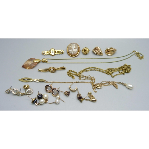 957 - A collection of jewellery; two 15ct gold and diamond brooches, one lacking pin, two 9ct gold pendant... 