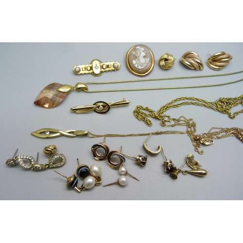 957 - A collection of jewellery; two 15ct gold and diamond brooches, one lacking pin, two 9ct gold pendant... 