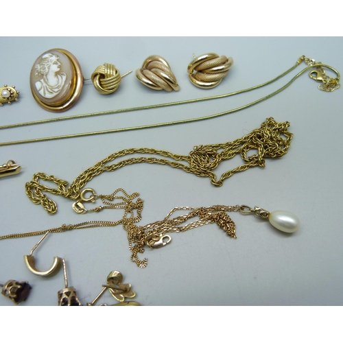 957 - A collection of jewellery; two 15ct gold and diamond brooches, one lacking pin, two 9ct gold pendant... 