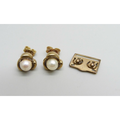 959 - A pair of 9ct gold and pearl flower design stud earrings, 2.8g, and a 9ct gold watch strap clip, 0.7... 