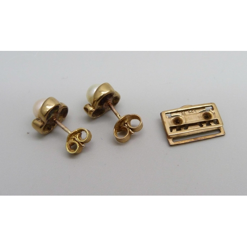 959 - A pair of 9ct gold and pearl flower design stud earrings, 2.8g, and a 9ct gold watch strap clip, 0.7... 