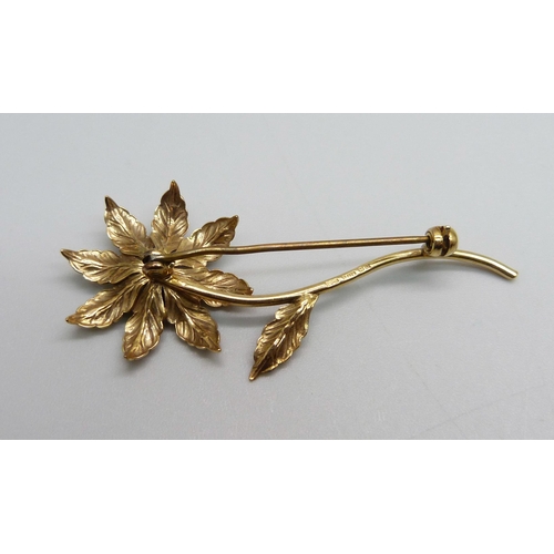 962 - A 9ct gold flower brooch set with an amethyst, 4.3g, 55mm