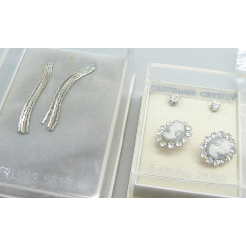 975C - Twenty five pairs of silver earrings