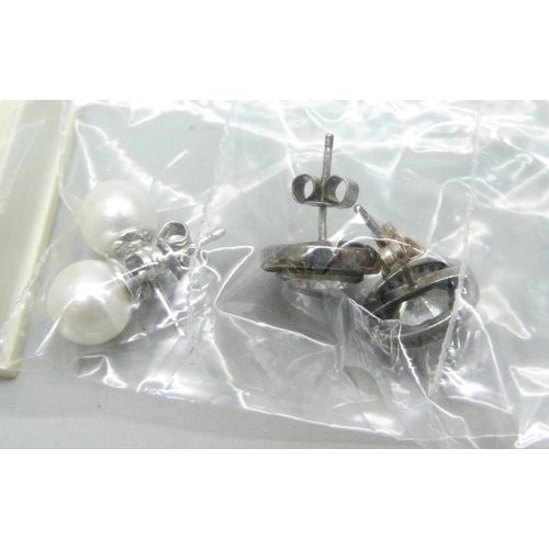 975C - Twenty five pairs of silver earrings