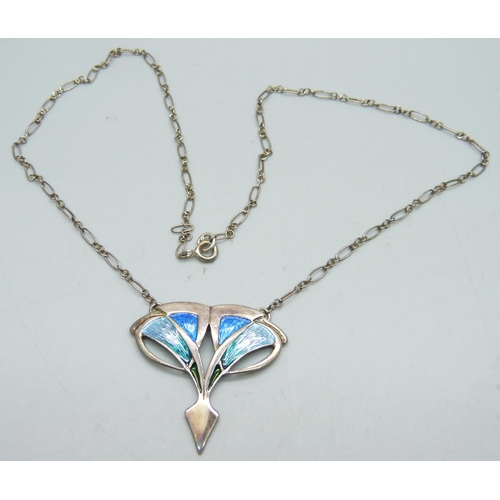 975E - A silver and enamel pendant and chain