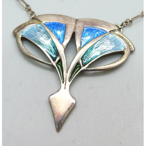 975E - A silver and enamel pendant and chain