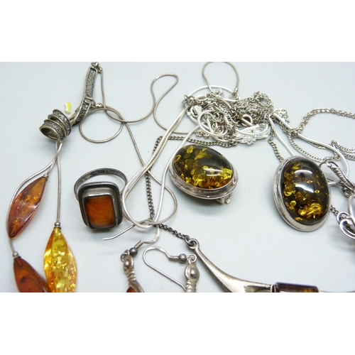 975G - A collection of silver, white metal and amber jewellery